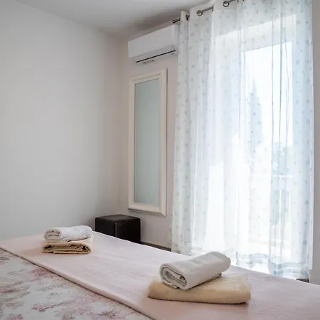 Jelena With Terrace And Balcony 아파트