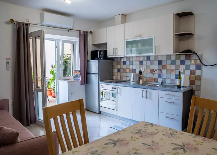 Jelena With Terrace And Balcony Daire *