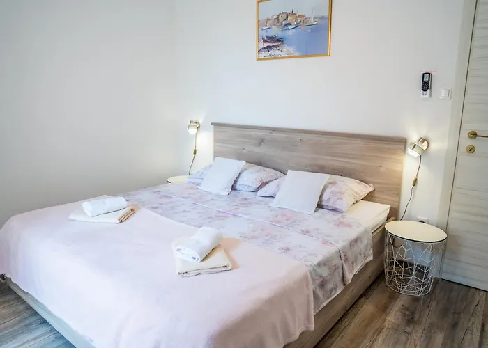 Daire Jelena With Terrace And Balcony